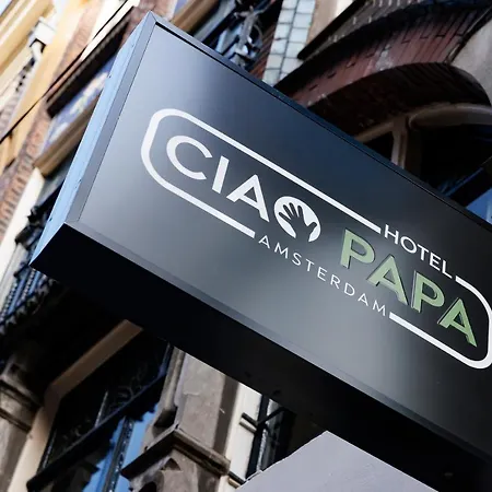 Ciao Papa Station מלון