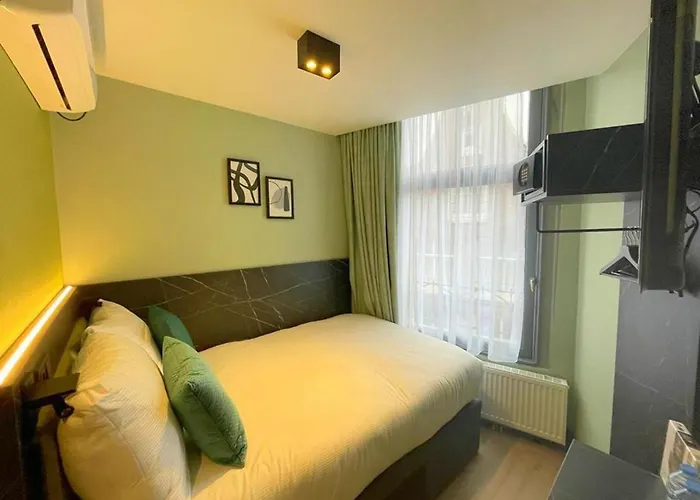 Ciao Papa Station Hotel